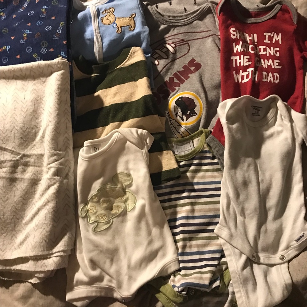 10-pieces 0-3months 6-onesies, 2 long sleeved shirts , & 2 blankets